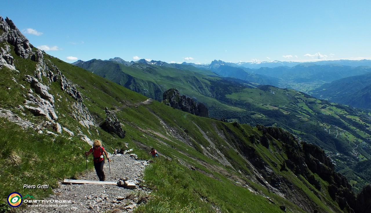 23 Vista verso Val del Riso e Val Seriana con la Presolana.JPG